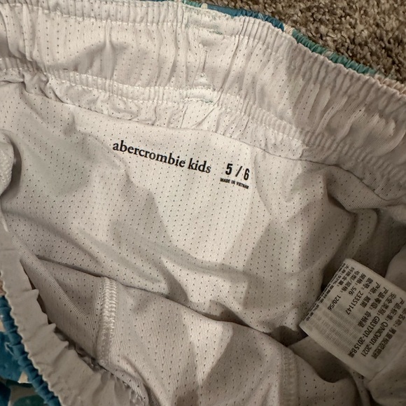 Abercrombie kids Tropical Print Swim Shorts - Picture 6 of 6